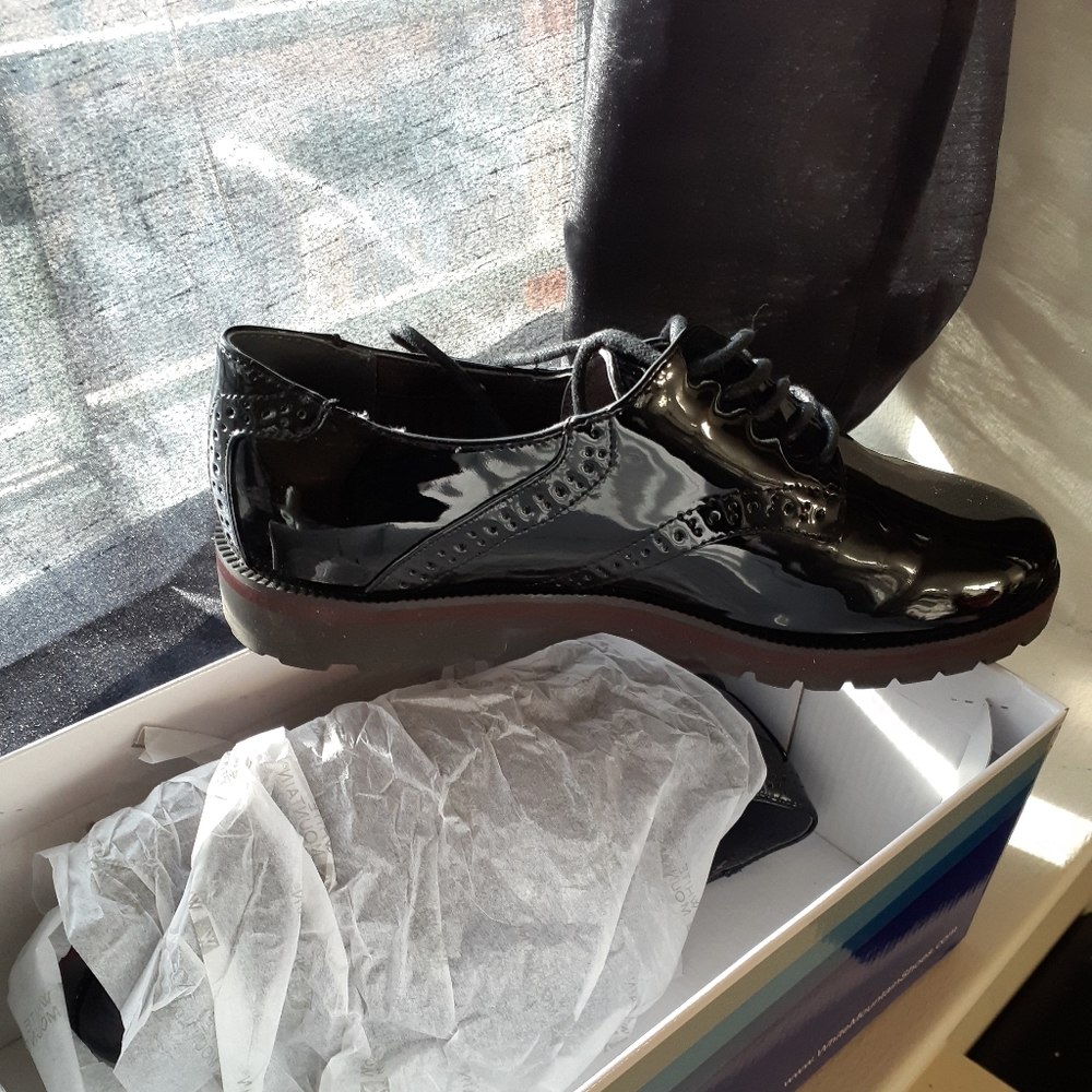 White Mountain Patent Leather Shoes - Picture 2 of 3